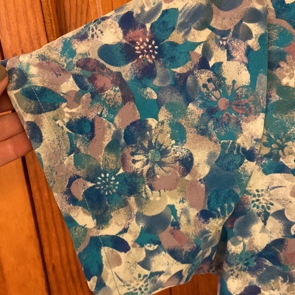 Advantage ButterSoft Scrub Top in XS. - Picture 5 of 8